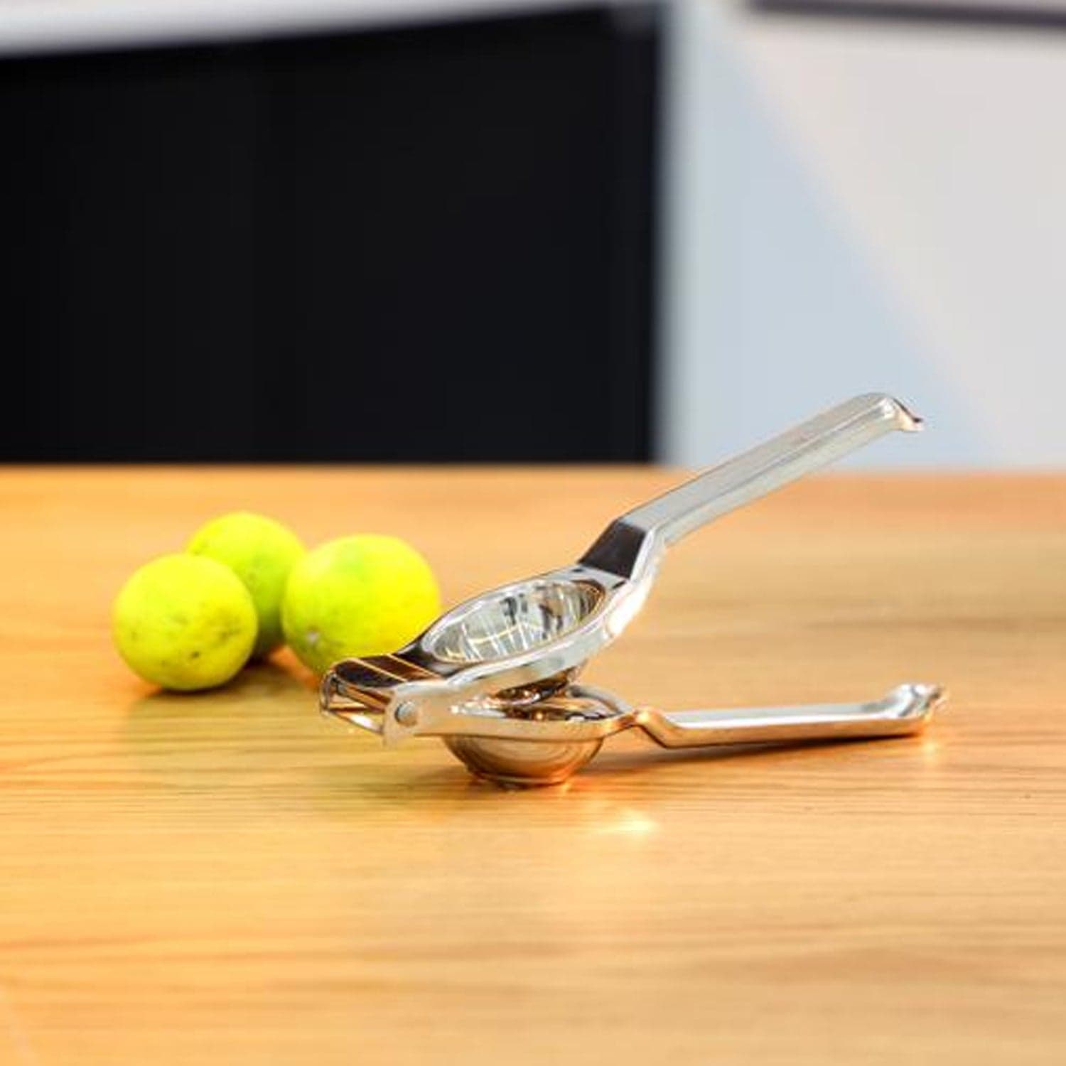 Stainless Steel Lemon Squeezer for Efficient Juice Extraction thumbnail 4