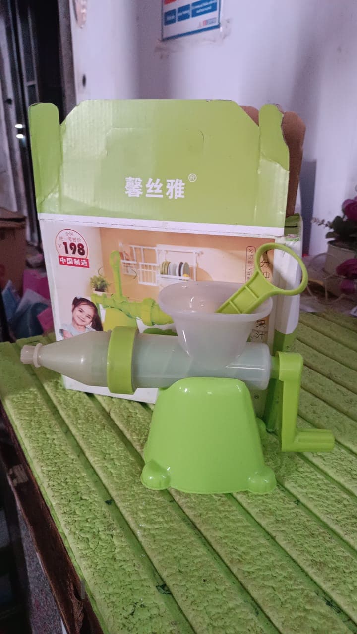Manual Juicer Modern Plastic Fruit and Vegetable Juicer (1 Pc / Bowl Not Included) thumbnail 7