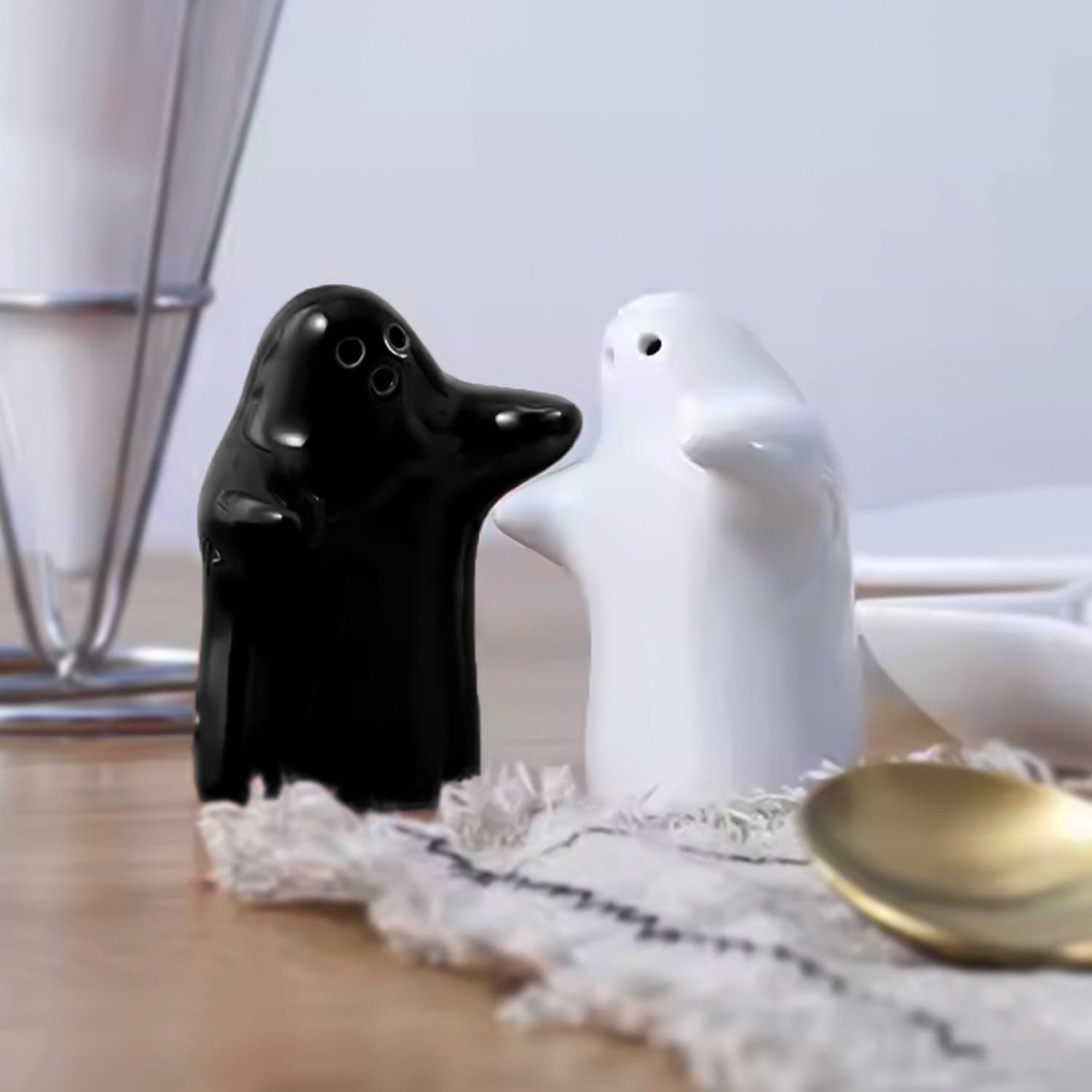 Salt and Pepper Seasoning and Spice Shakers Cute Plastic (2 Pcs Set) thumbnail 1