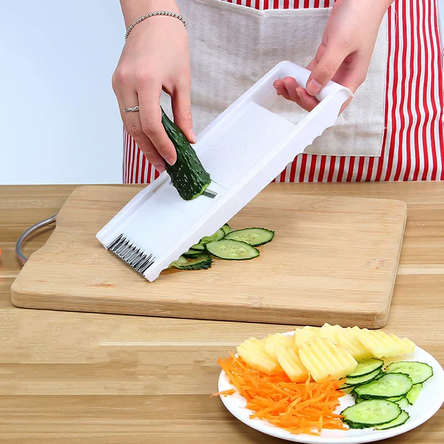 3 in 1 Kitchen Set: Grater Base, Slicing Attachment, and Peeler (3 Pcs Set) thumbnail 3