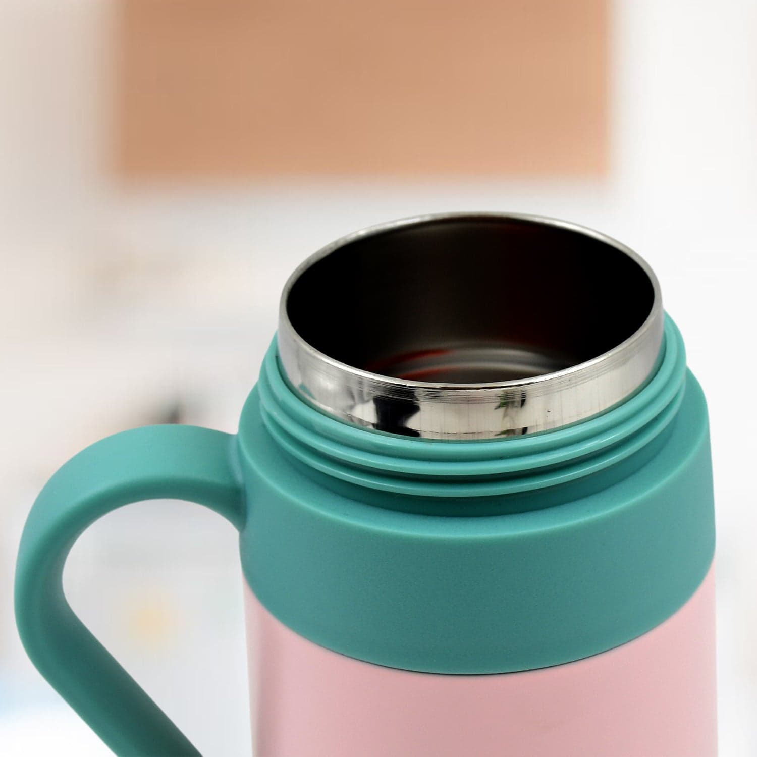 Smart Vacuum Insulated Water Bottle with LED Temperature Display & Gift Color Box (600 ML Approx) thumbnail 4