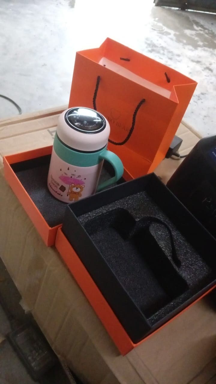 Smart Vacuum Insulated Water Bottle with LED Temperature Display & Gift Color Box (600 ML Approx) thumbnail 7