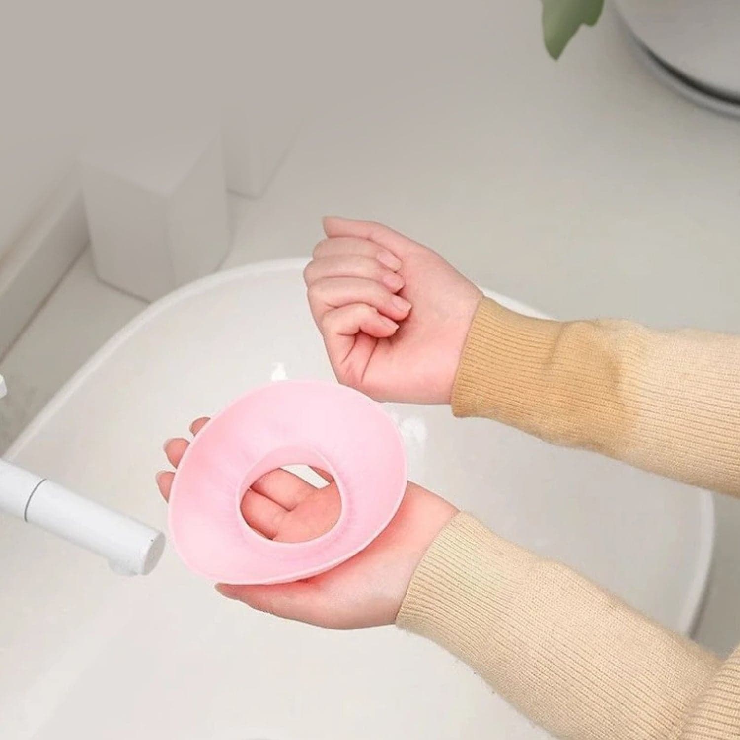 Silicone Wrist Bands for Washing Face (2 Pc / Mix Color) thumbnail 3