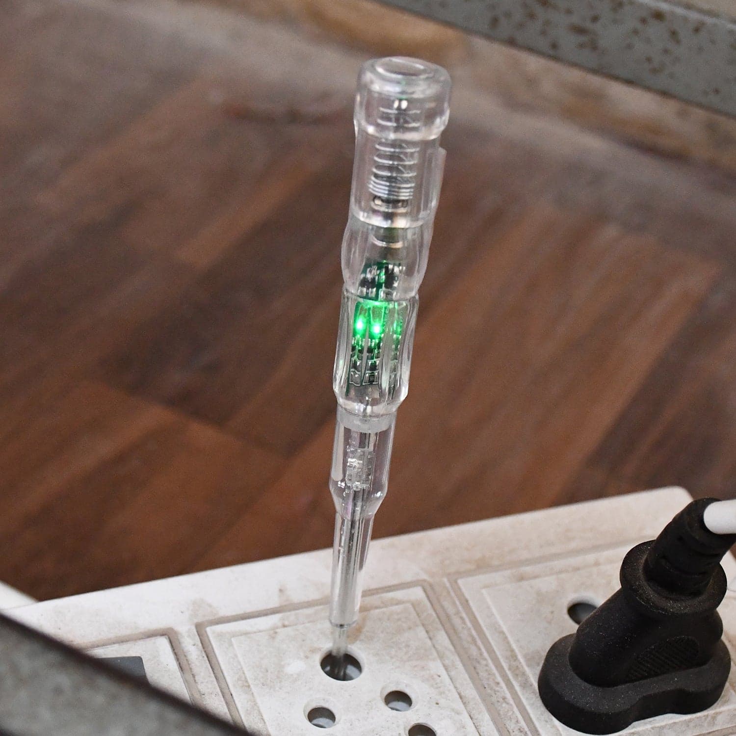 Electrical Detector Slotted Screwdriver With Small Batteries (1 Pc) thumbnail 3