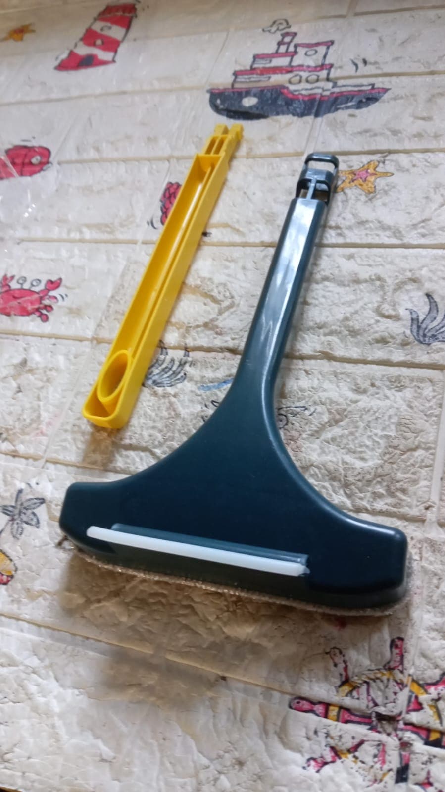2-in-1 Mesh Cleaning Brush & Wiper with Extended Handle of Window Cleaner (1 Pc) thumbnail 6