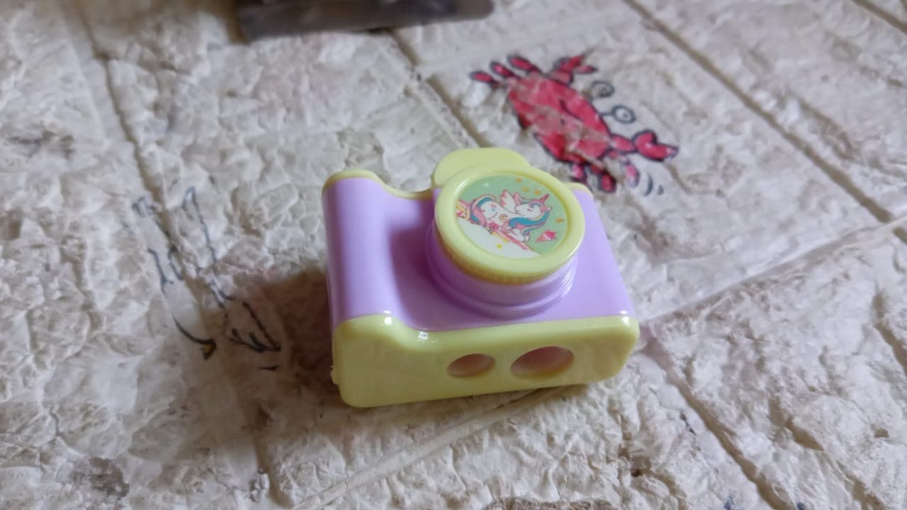 Camera Shape Pencil Sharpener of Stylish & Lightweight Manual Sharpener for Kids & Office Use (1 Pc) thumbnail 7