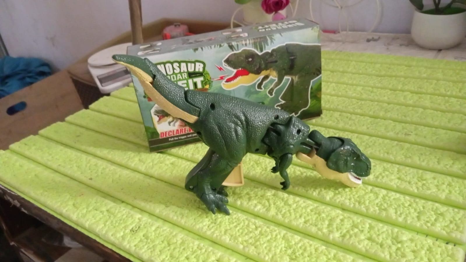 Dinosaur Roaring Toys Trigger, Dinosaurs Toys With Dinosaur Sound Lighting Model Vibrating Head Moving (3 + Years / 1 Pc) thumbnail 8
