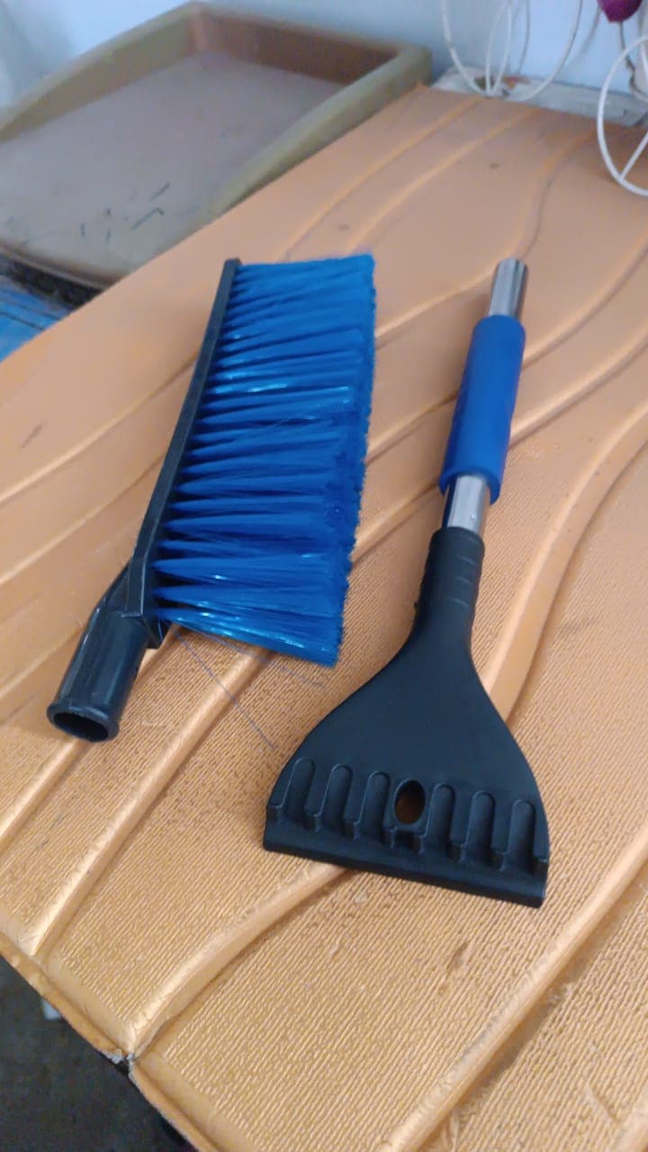 Ice Scraper Car Snow Brush 2 in 1 Comfortable Grip (1 Pc / 67 Cm Long) thumbnail 7