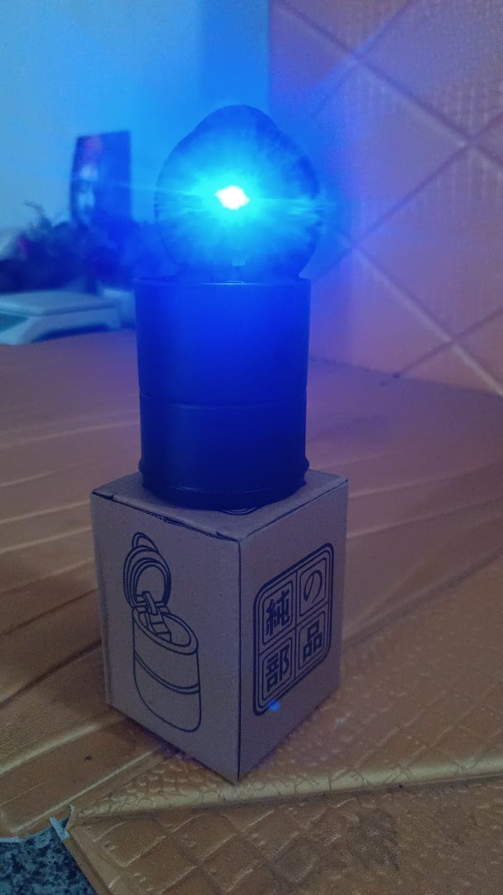Portable Car Ashtray with Lid and Blue LED Light (1 Pc) thumbnail 8
