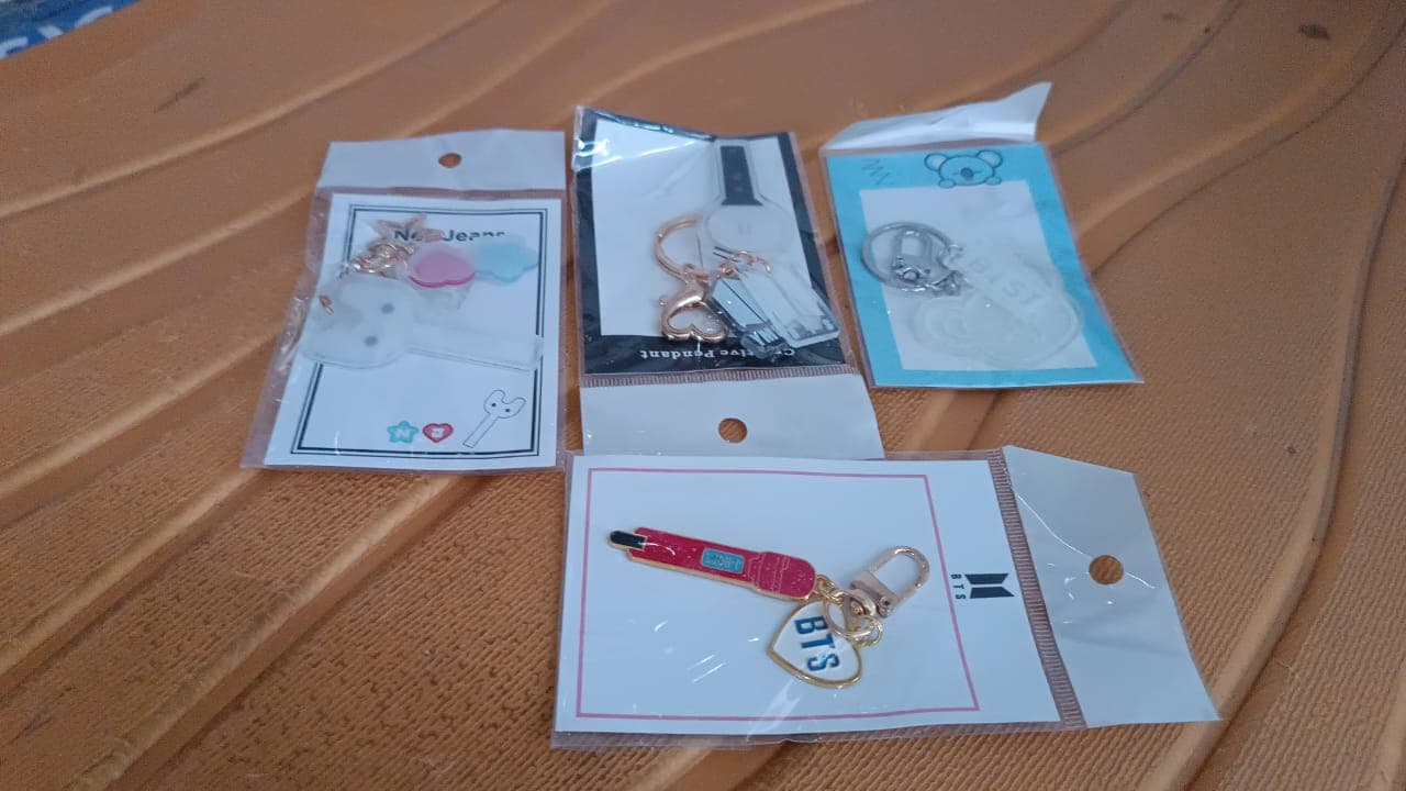 Cute Acrylic And Metal Keychains 1 Pc Mix Design thumbnail 8