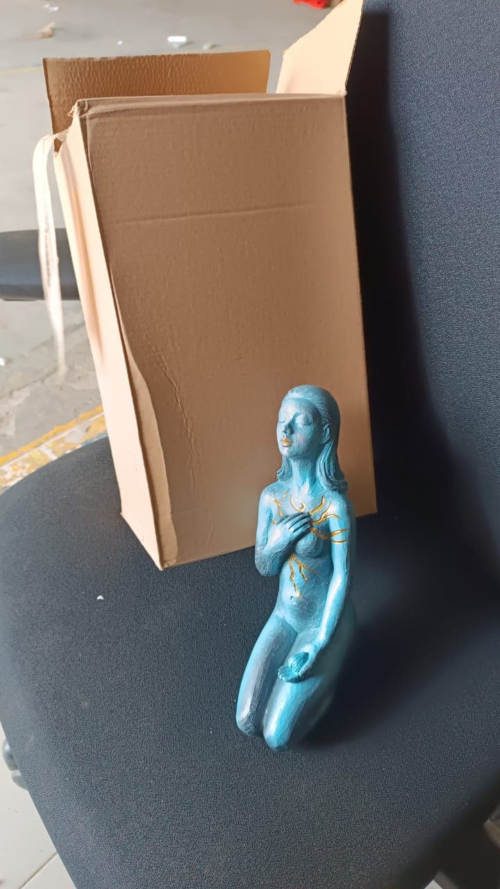 Elegant Resin Kneeling Woman Decorative Statue 1 Pc thumbnail 7