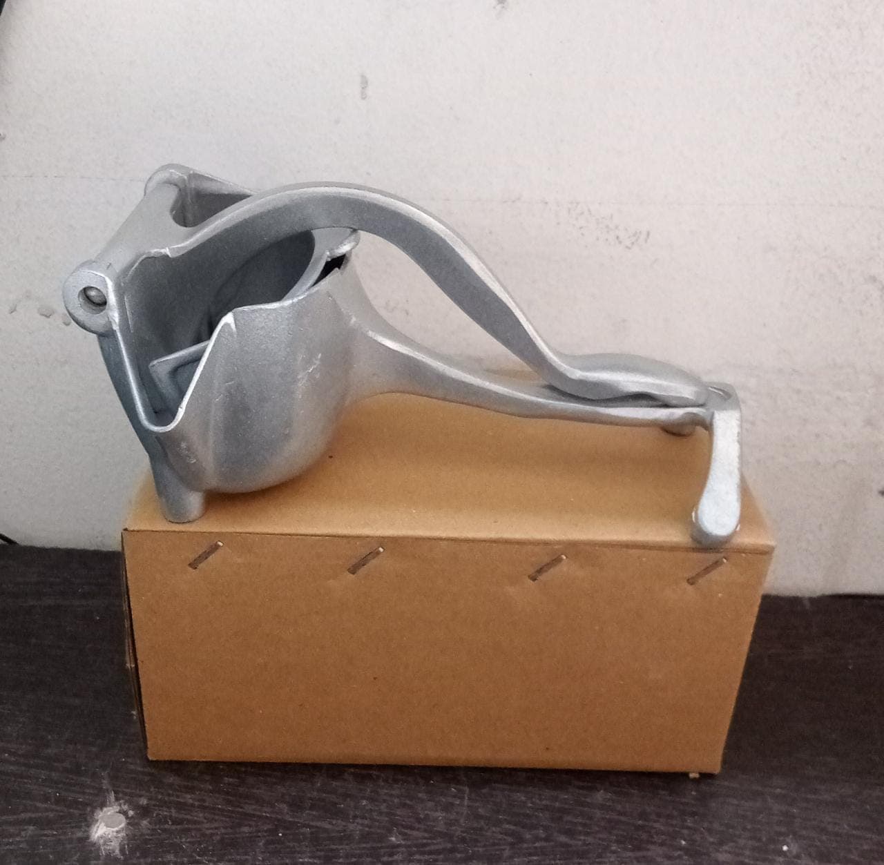 MANUAL ALUMINIUM METAL FRUIT PRESS JUICER ( BROWN BOX ) thumbnail 9