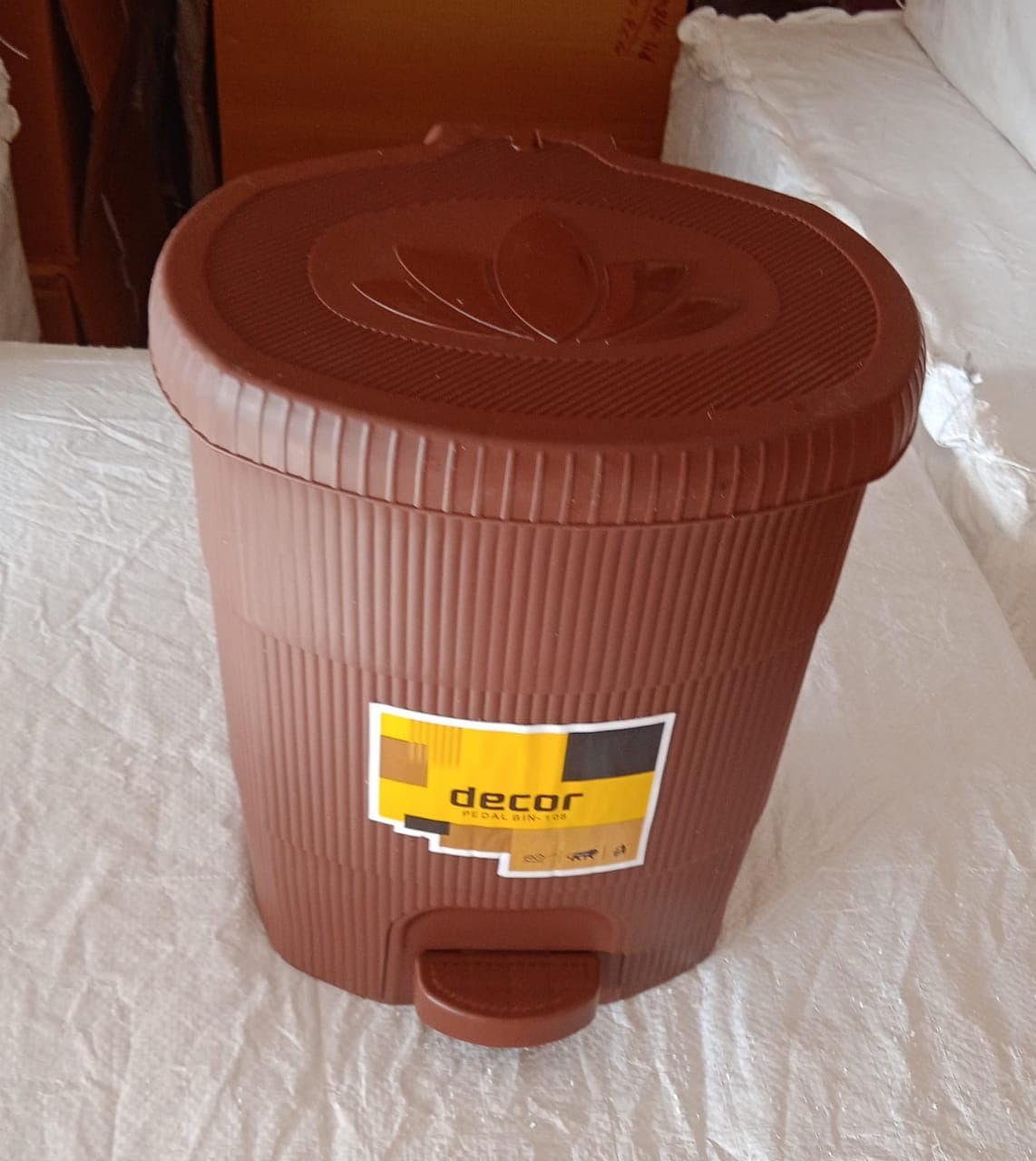Homeware Dustbin Clean Mini Small Size Plastic Pedal Dustbin Used For Kitchen thumbnail 10