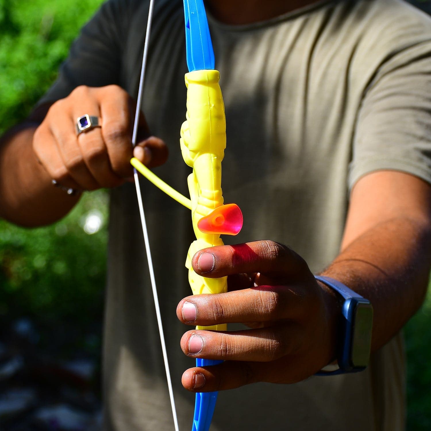 Plastic Archery Bow and Arrow Toy Set with single knife and 3pc Arrow and Target Board, thumbnail 3