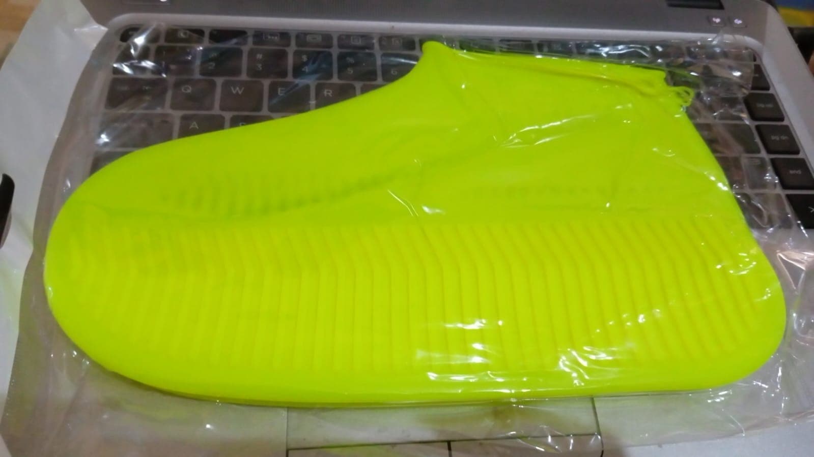 NON-SLIP SILICONE RAIN REUSABLE ANTI SKID WATERPROOF FORDABLE BOOT SHOE COVER (MEDIUM/ Mix Color) thumbnail 8