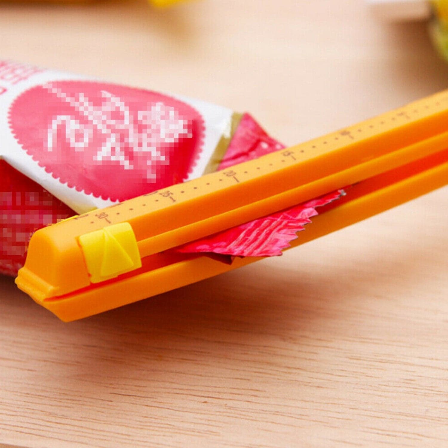 4-Piece Food Sealing Clips of Securely Seal Packaged Foods & Prevent Contamination thumbnail 3