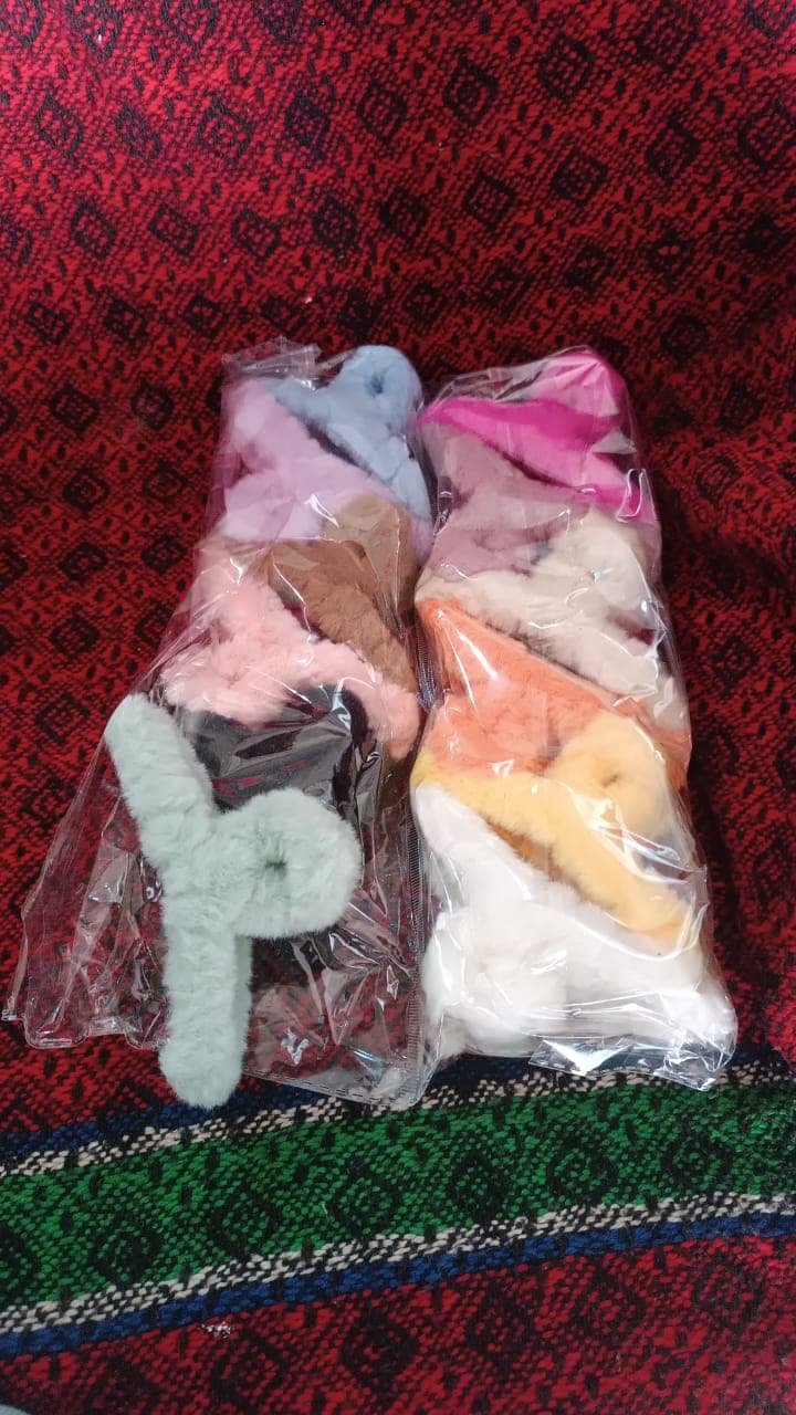 Large Plush Hair Claw Clips, Plastic Fluffy Hair Claw Hair (1 Pc / Mix Color) thumbnail 10