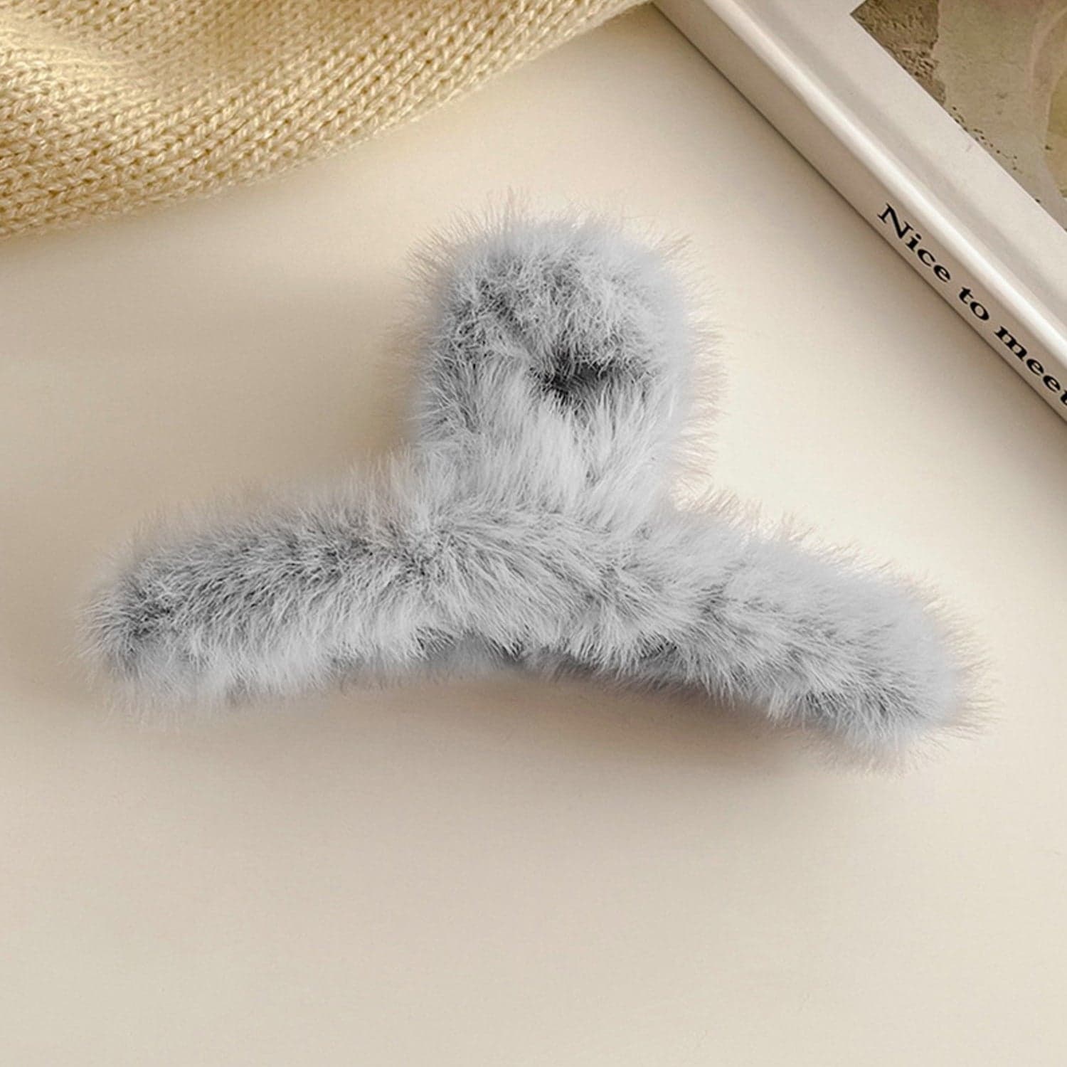 Large Plush Hair Claw Clips, Plastic Fluffy Hair Claw Hair (1 Pc / Mix Color) thumbnail 4