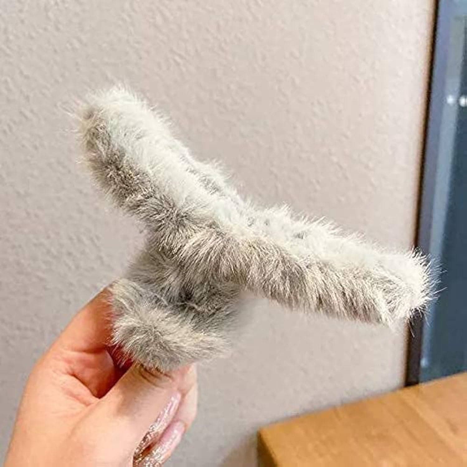 Large Plush Hair Claw Clips, Plastic Fluffy Hair Claw Hair (1 Pc / Mix Color) thumbnail 6