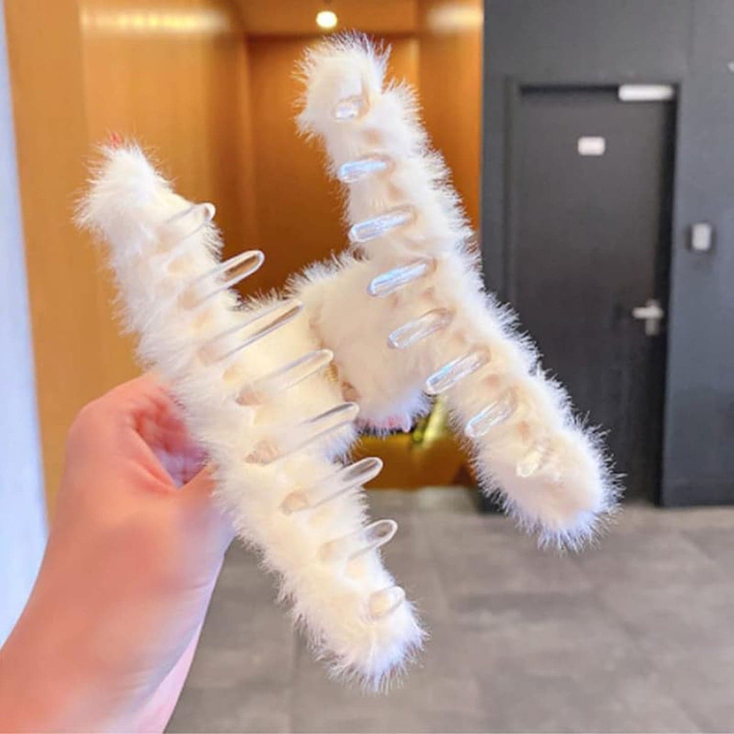 Large Plush Hair Claw Clips, Plastic Fluffy Hair Claw Hair (1 Pc / Mix Color) thumbnail 8