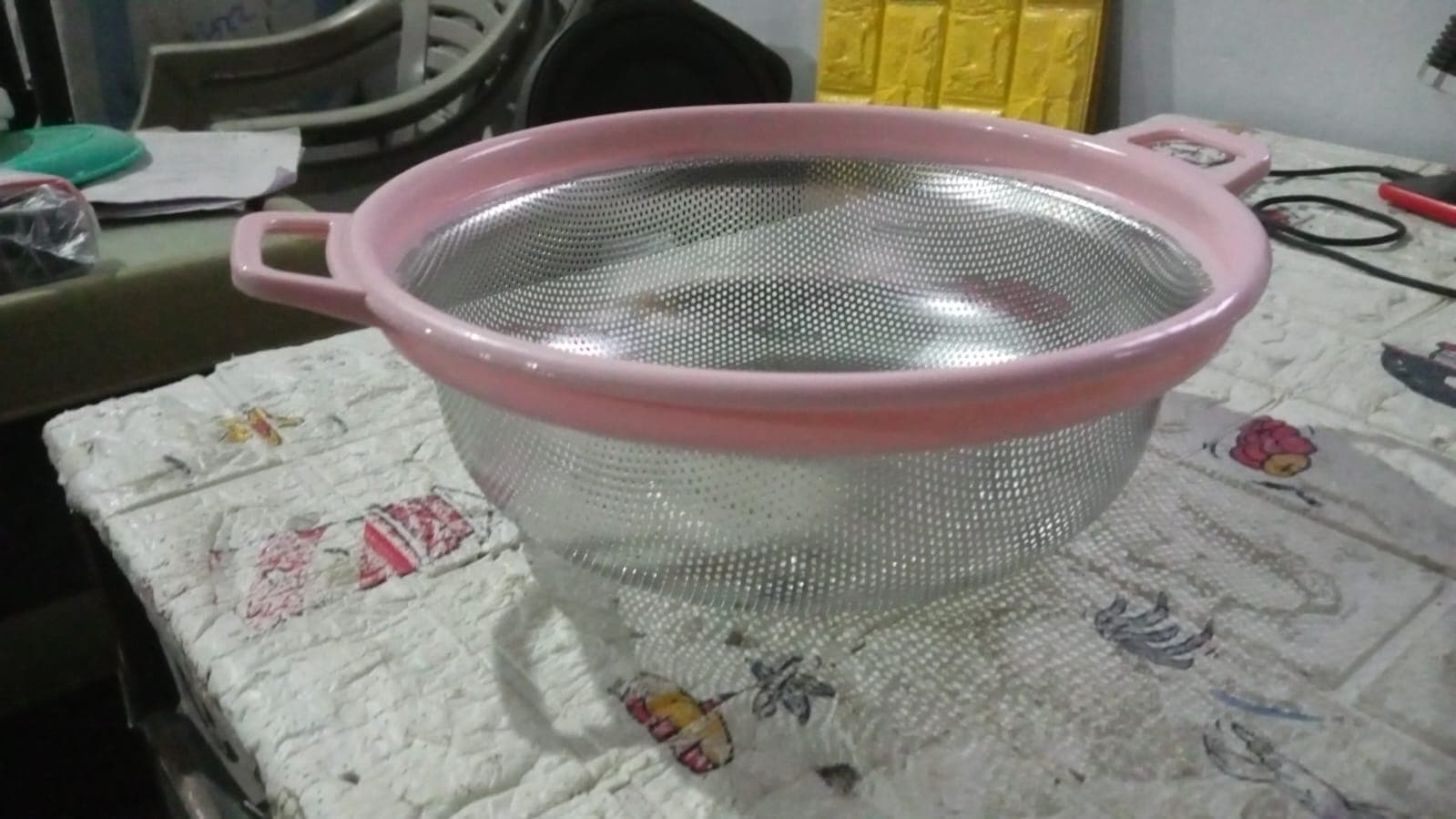 Stainless Steel Colander with Handle - Large Metal Mesh Basket Strainer (1 pc) thumbnail 10