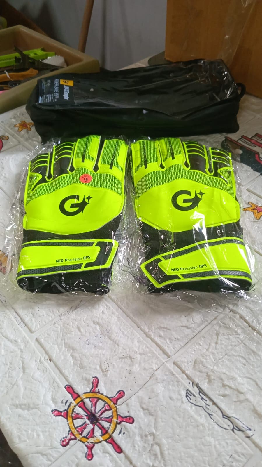 Multi Function Finger Protection Sports Kids Goalkeeper Gloves thumbnail 6