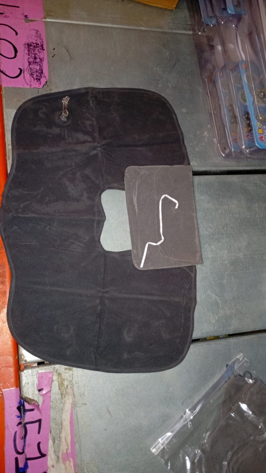 U Shape Neck Travel Pillows thumbnail 6