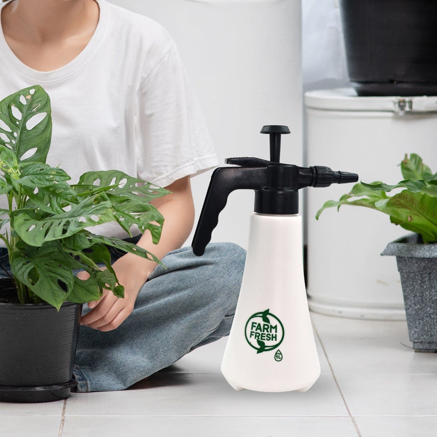 1 litre Garden Sprayer used in all kinds of garden and park for sprinkling and showering purposes. thumbnail 3