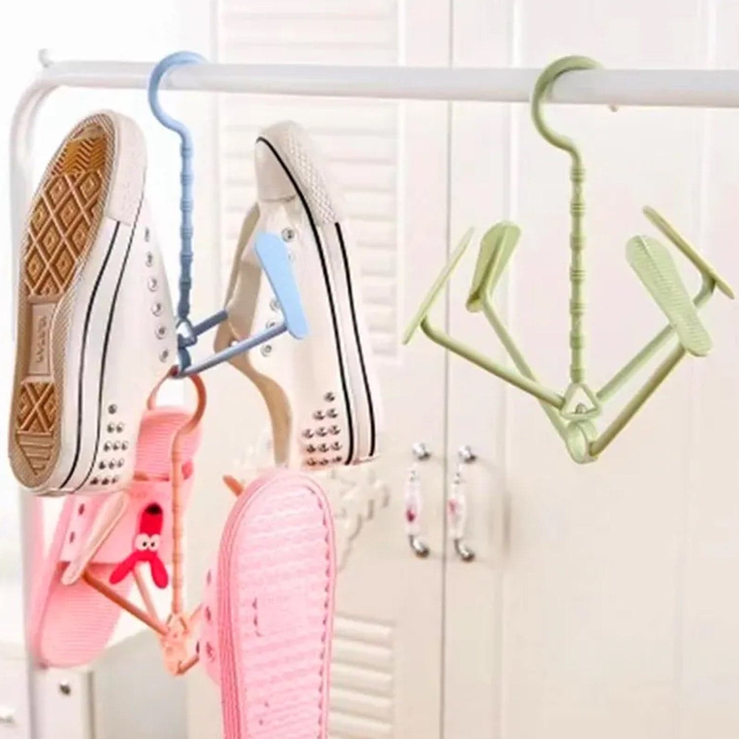 Hanging Shoe Rack Rotating Four Hooks Portable Drying Shoe Rack Wet and Dry Dual-use Drying Shoes Hanger Windproof thumbnail 1