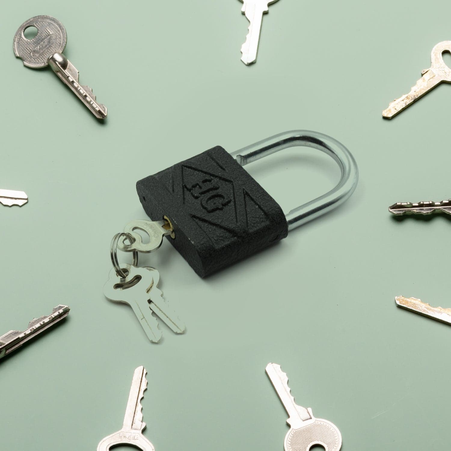 Thickened Black Iron Padlock of Brass Core, Waterproof, Anti-Theft (75/60/32mm) thumbnail 11
