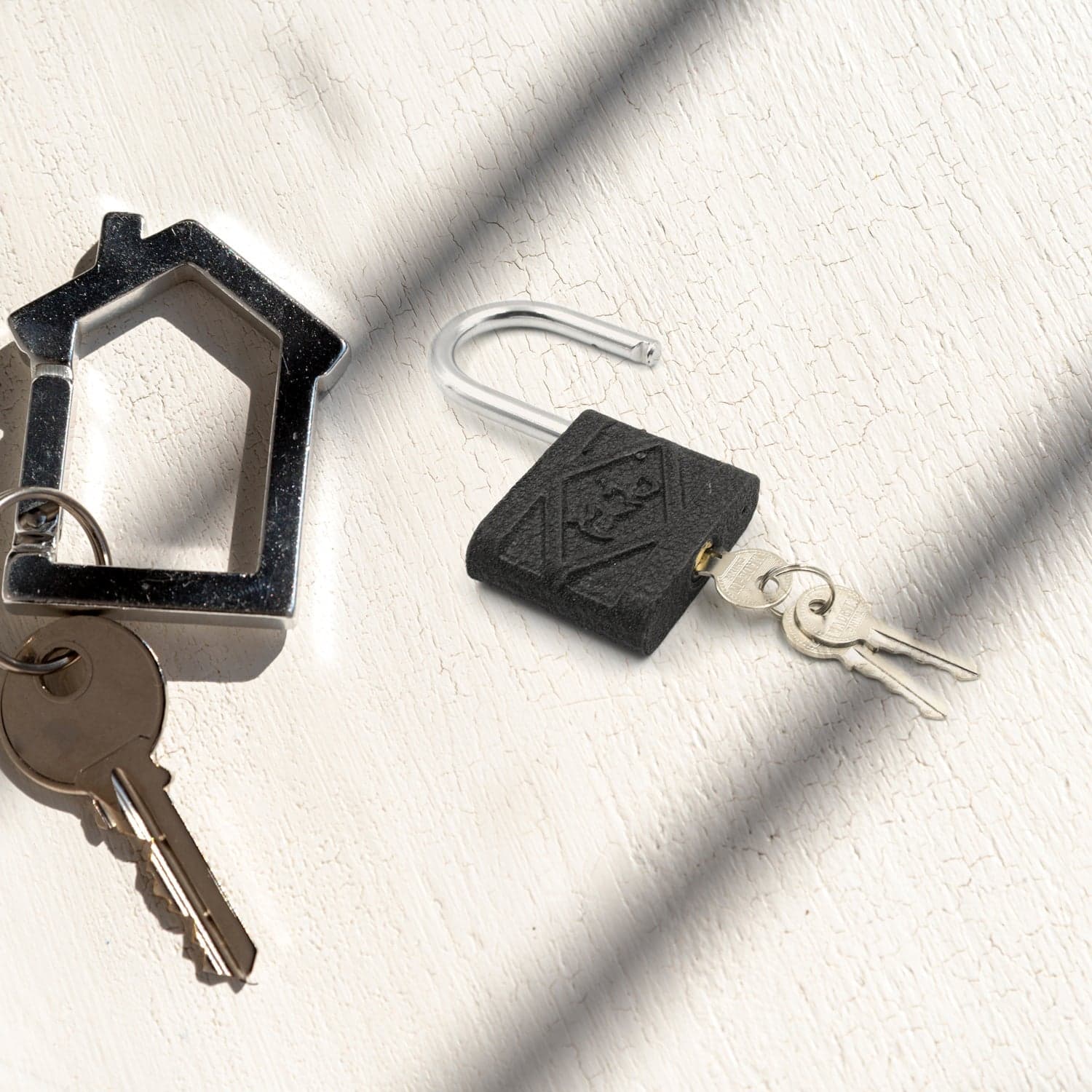 Thickened Black Iron Padlock of Brass Core, Waterproof, Anti-Theft (75/60/32mm) thumbnail 8