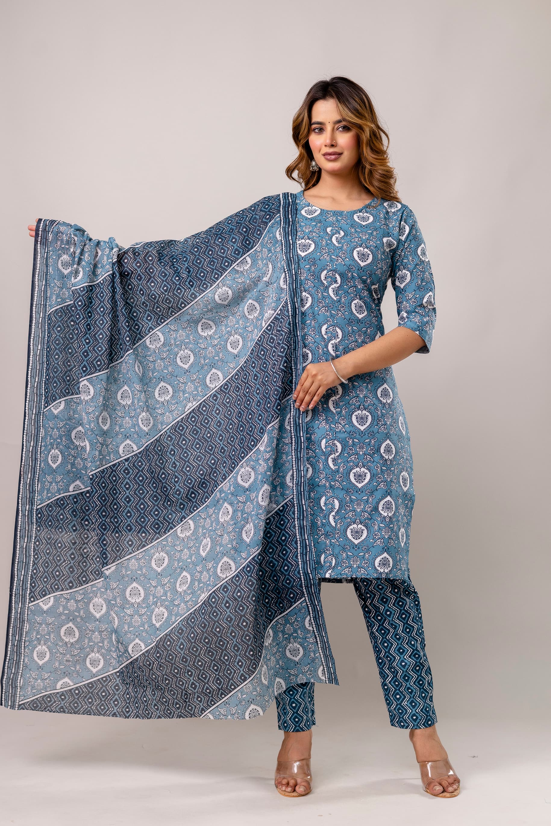 Vintage Designer Aura Printed Kurta Set thumbnail 2
