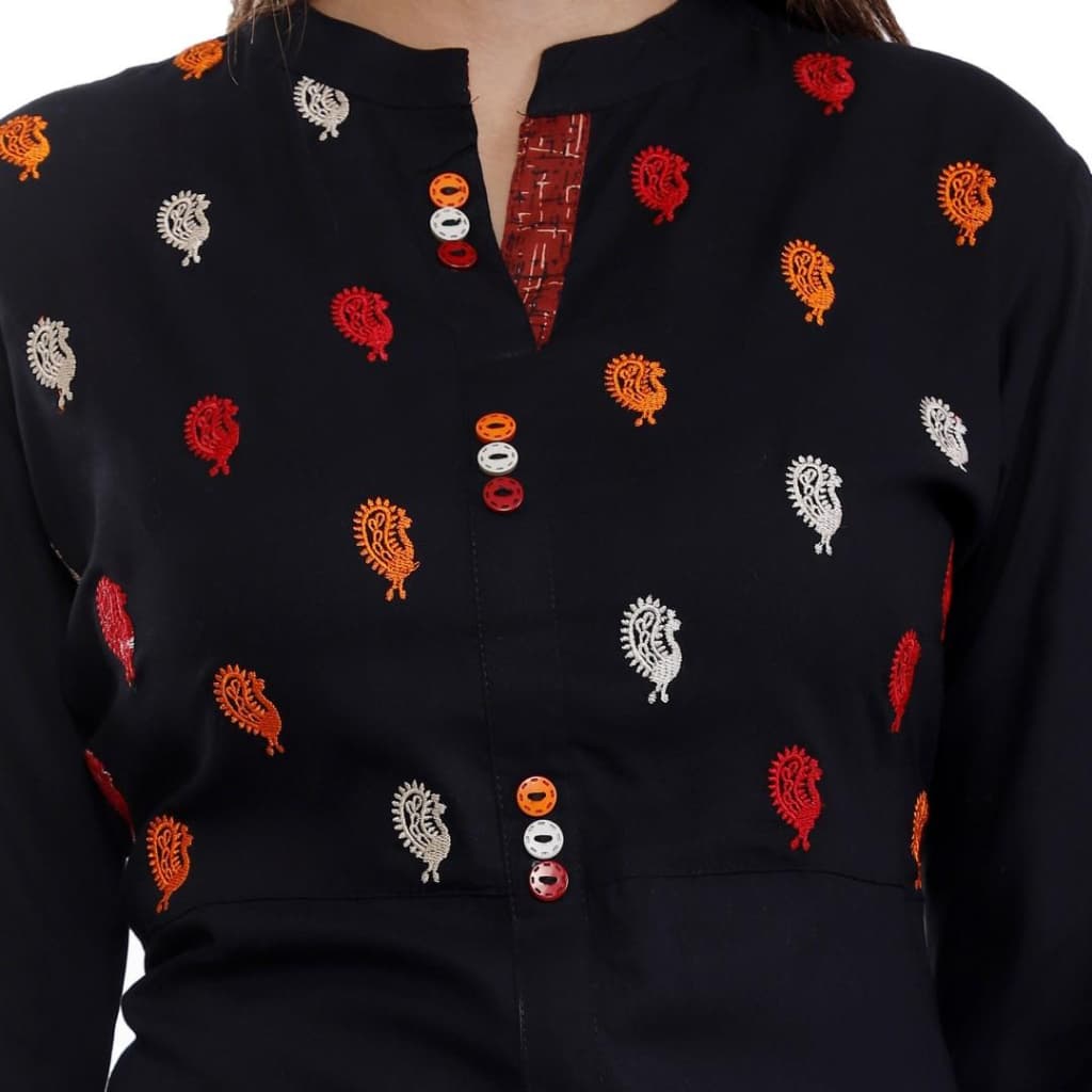 Women Printed Straight Kurti With Mandarin Collar And Button Placket (Black/Red) thumbnail 5