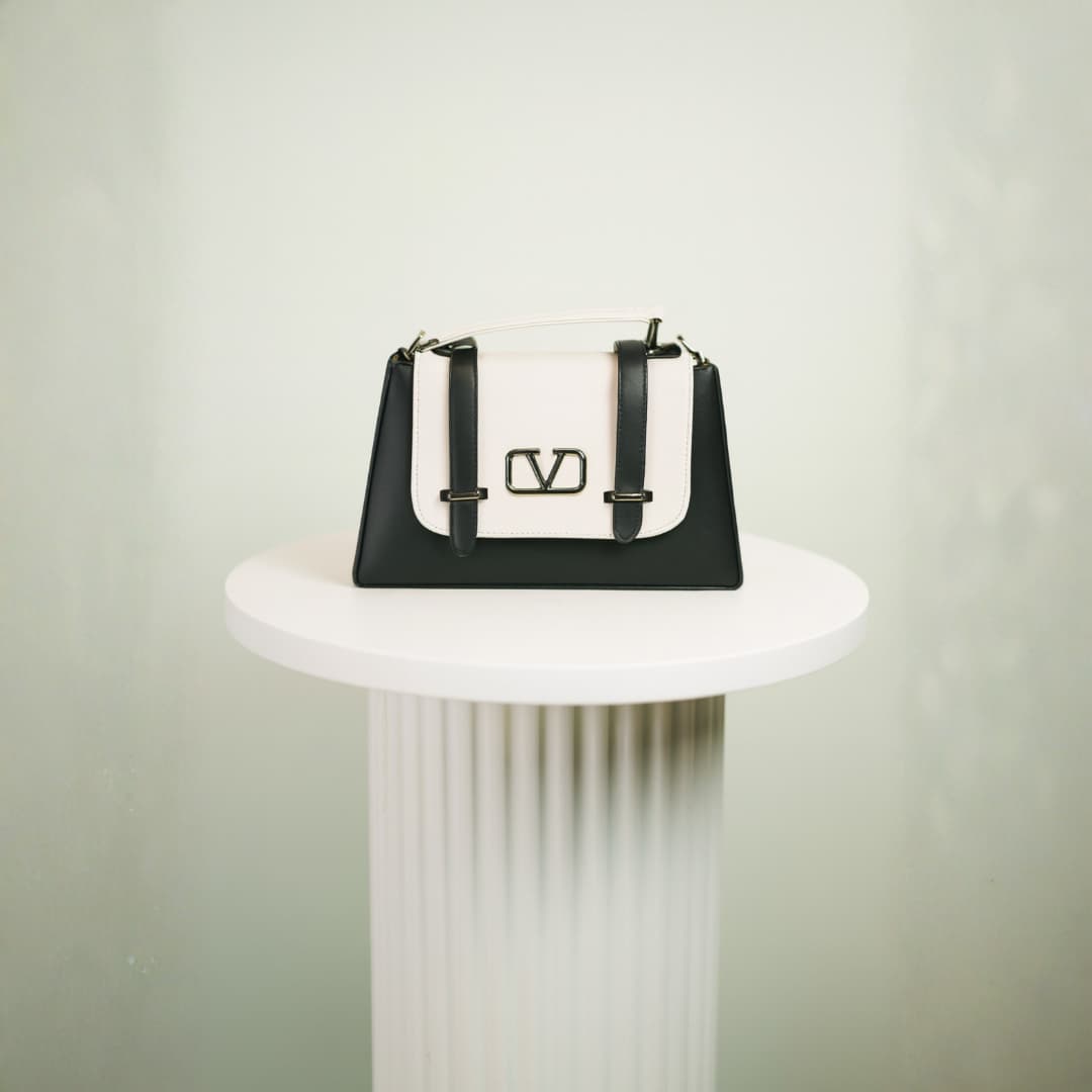Grey Premium Contrast Flap Sling Bag for Women in Black thumbnail 2