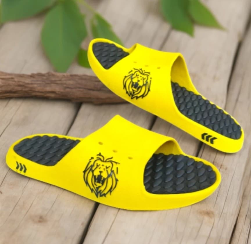 Men’s Lion Graphic Open-Toe Slide Slippers with Textured Footbed thumbnail 3